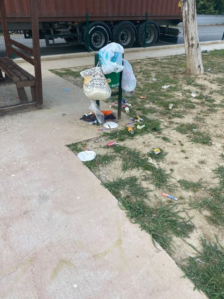 Akyazı'da belediyeye çöp tepkisi