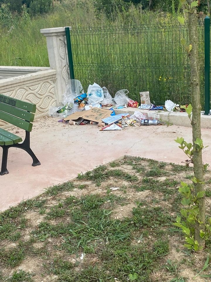 Akyazı'da belediyeye çöp tepkisi