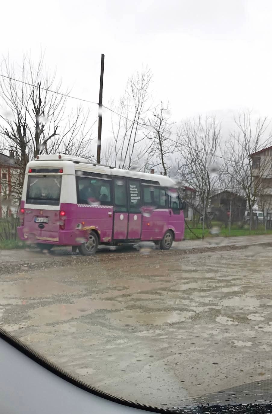 Akyazı'da bozuk yolda araçlar kaldırımda gitmeye başladı