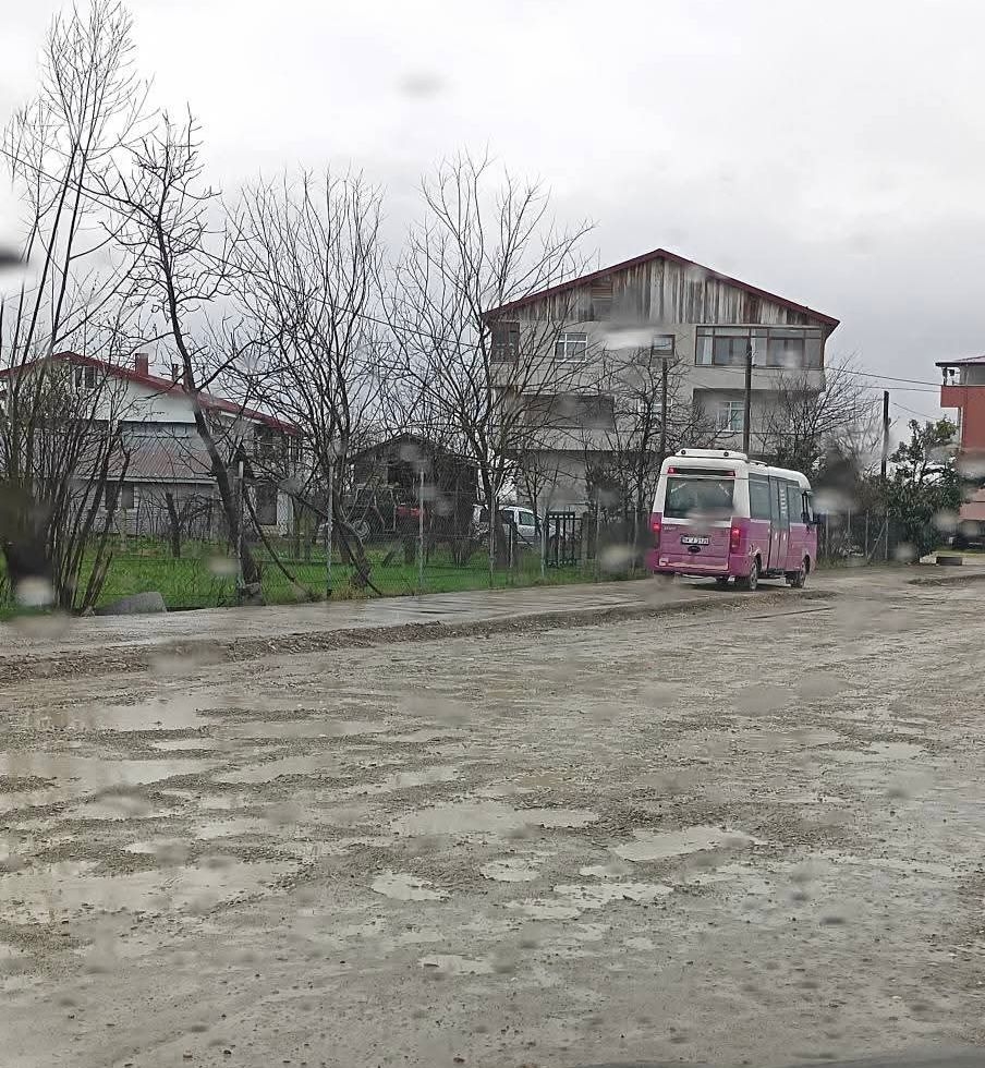 Akyazı'da bozuk yolda araçlar kaldırımda gitmeye başladı