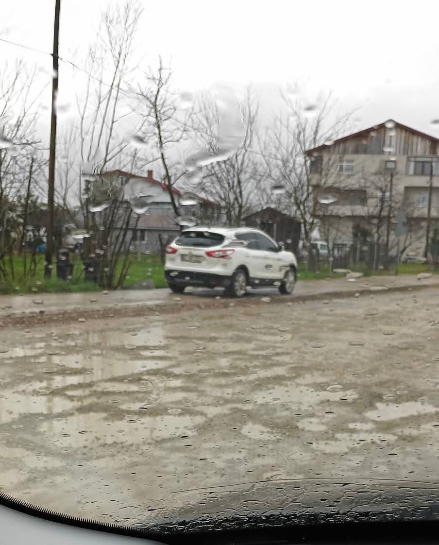 Akyazı'da bozuk yolda araçlar kaldırımda gitmeye başladı