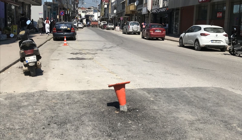 Akyazı'da cadde ortasına bırakılan boru şaşkına çevirdi