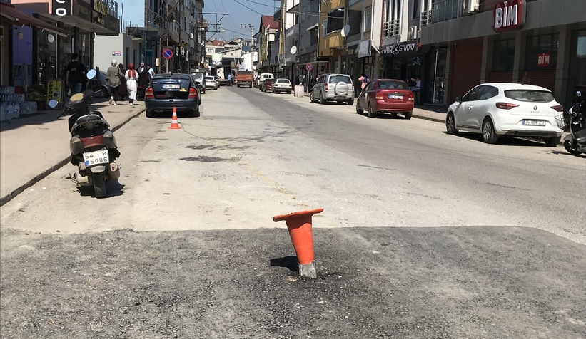 Akyazı'da cadde ortasına bırakılan boru şaşkına çevirdi