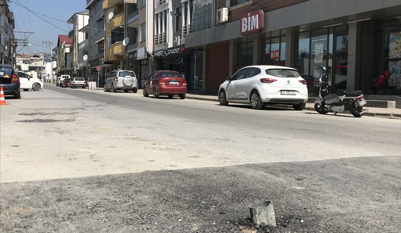 Akyazı'da cadde ortasına bırakılan boru şaşkına çevirdi