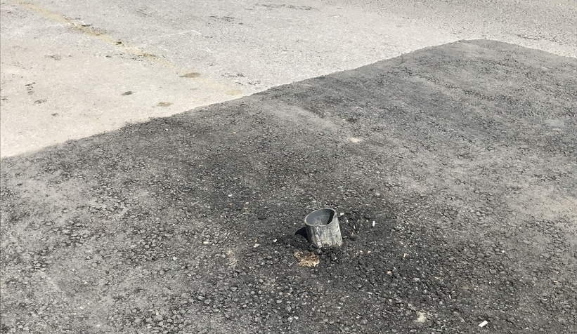 Akyazı'da cadde ortasına bırakılan boru şaşkına çevirdi