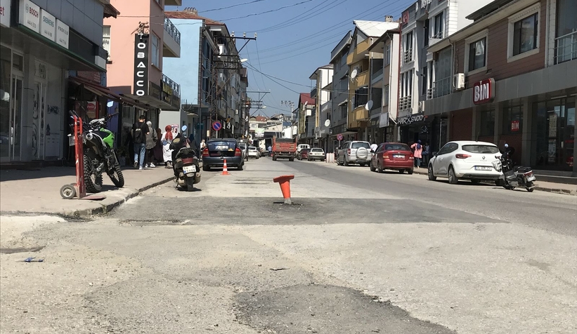 Akyazı'da cadde ortasına bırakılan boru şaşkına çevirdi