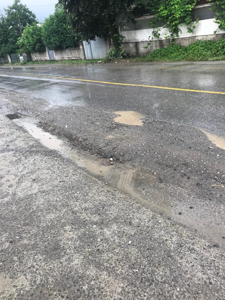 Akyazı'da cadde ve sokaklar bakımsızlıktan dökülüyor