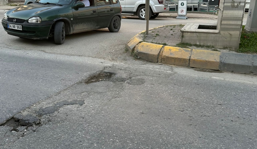 Akyazı'da cadde ve sokaklar bakımsızlıktan dökülüyor