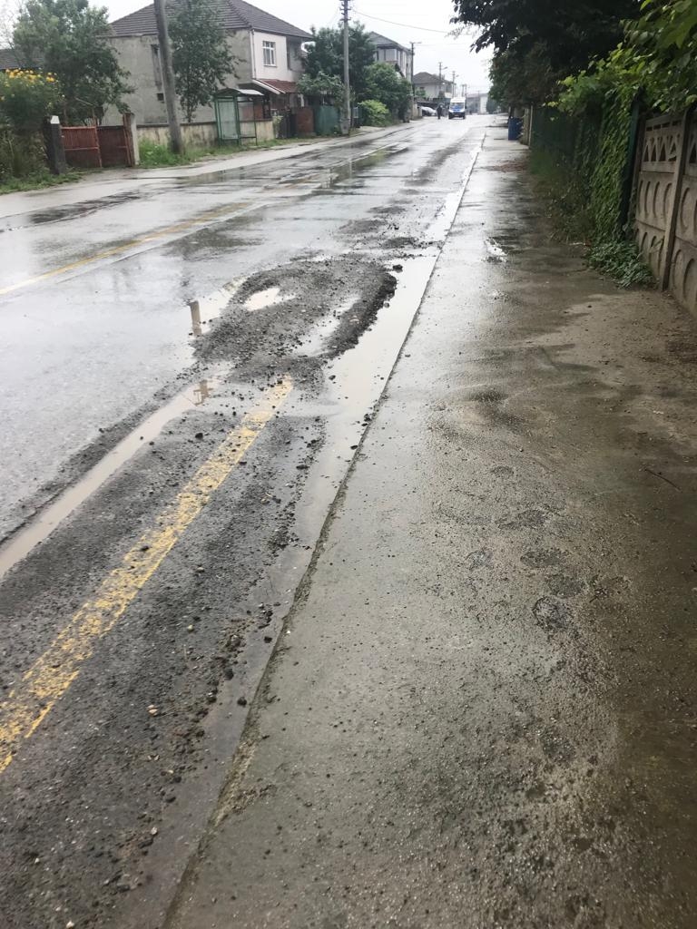 Akyazı'da cadde ve sokaklar bakımsızlıktan dökülüyor