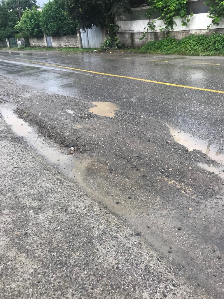 Akyazı'da cadde ve sokaklar bakımsızlıktan dökülüyor