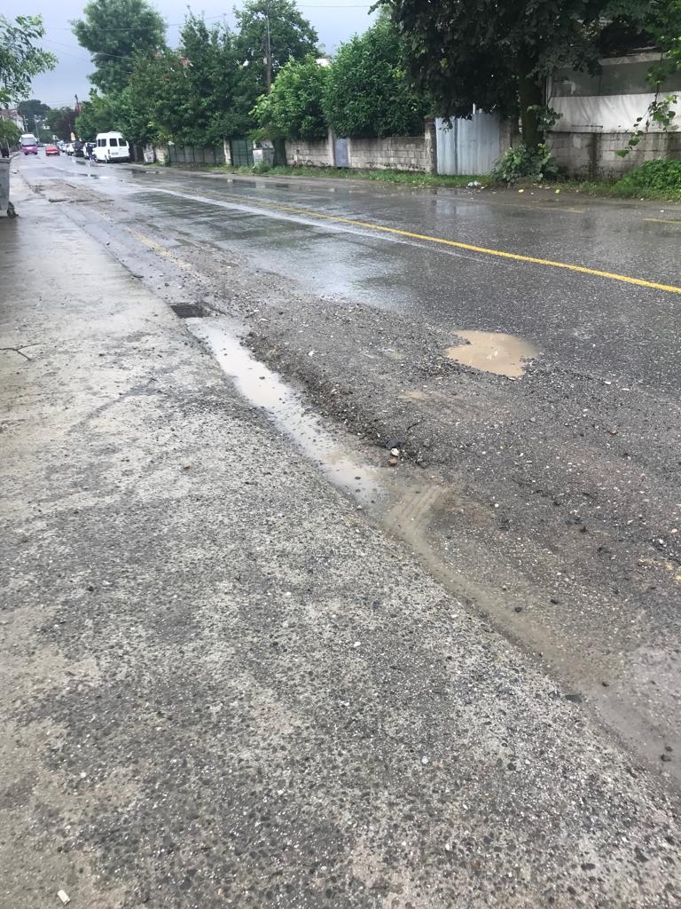 Akyazı'da cadde ve sokaklar bakımsızlıktan dökülüyor