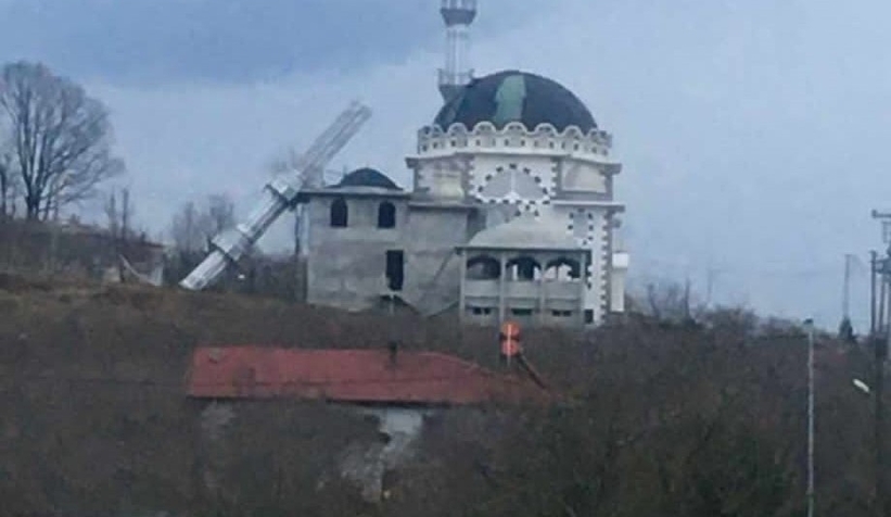 akyazi-da-cami-minaresi-yikildiwnl3whm1qk