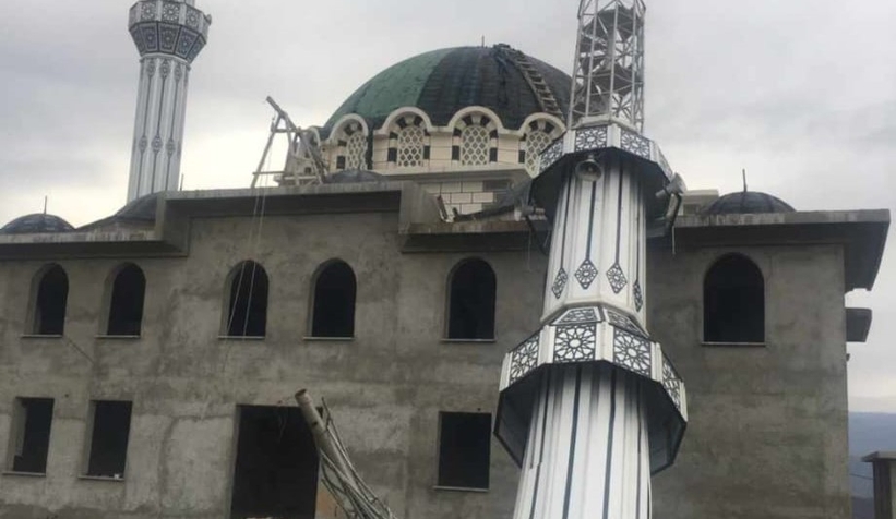 akyazi-da-cami-minaresi-yikildiwnl3whm1qk