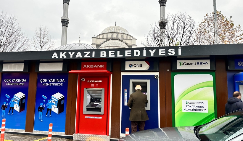 akyazi-da-caminin-siluetini-bozan-atm-lere-tepkiulqrrmt4vj