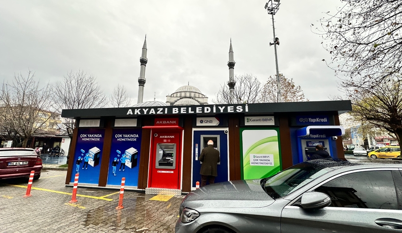 akyazi-da-caminin-siluetini-bozan-atm-lere-tepkiulqrrmt4vj