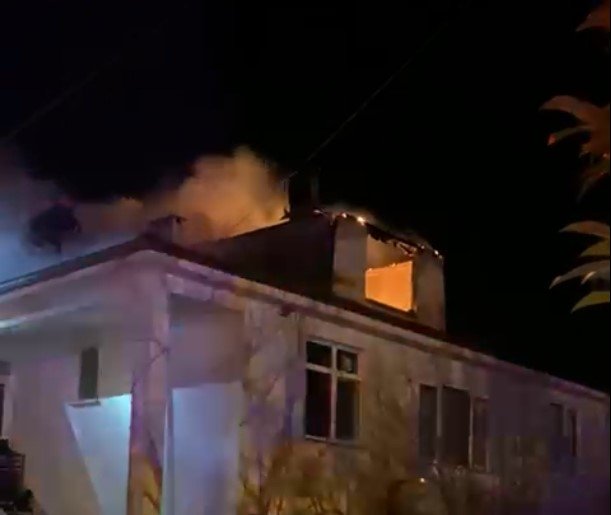Akyazı'da çatı katı alev alev yandı