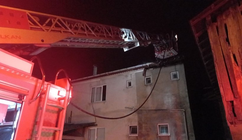 Akyazı'da çatı yangını