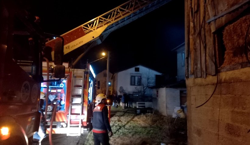 Akyazı'da çatı yangını