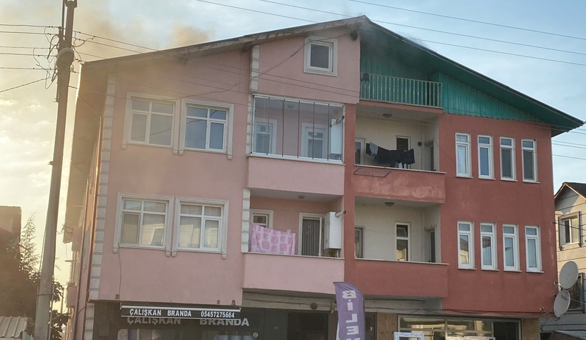 Akyazı'da çatı yangını