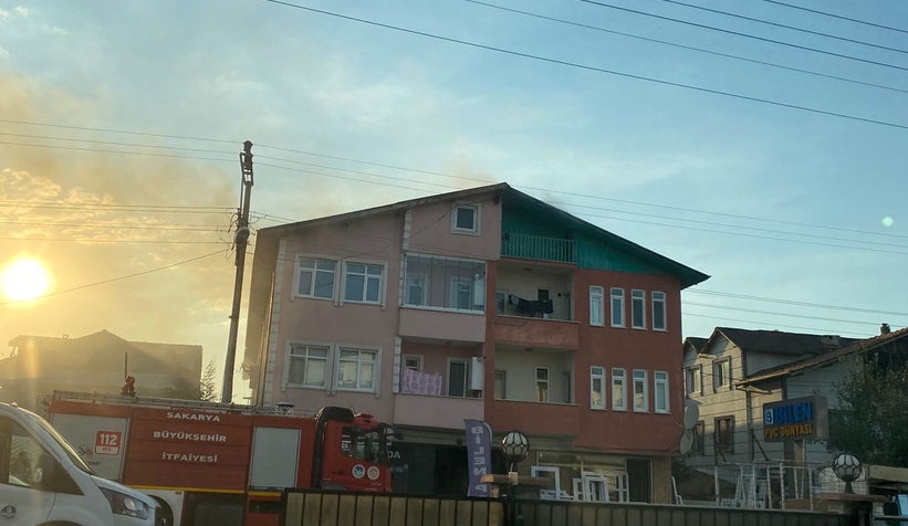 Akyazı'da çatı yangını