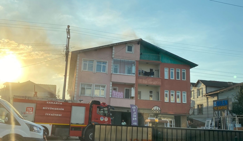 Akyazı'da çatı yangını