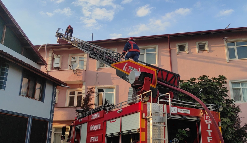 Akyazı'da çatı yangını