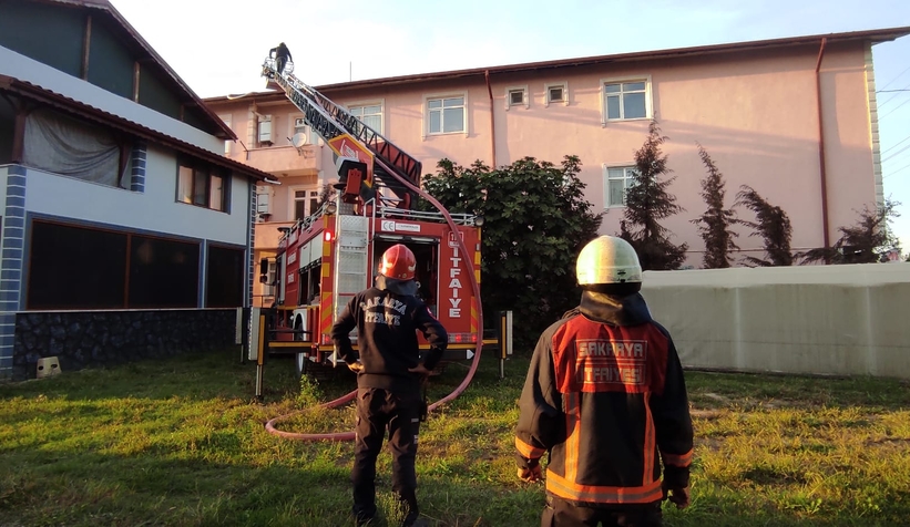 Akyazı'da çatı yangını