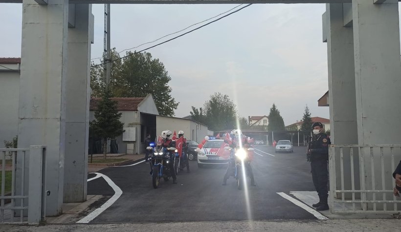 akyazi-da-cumhuriyet-konvoyuemlfak1pyt
