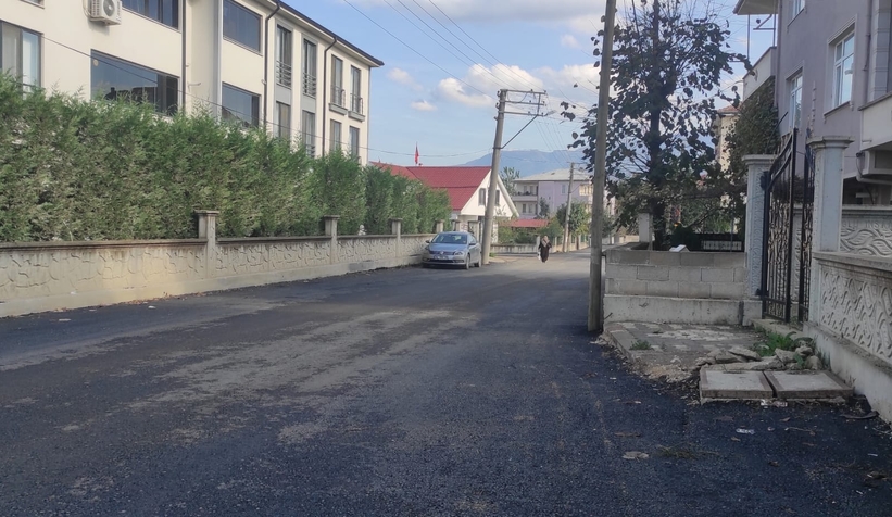 Akyazı'da direk yol ortasında kaldı