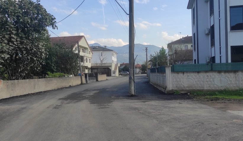 Akyazı'da direk yol ortasında kaldı