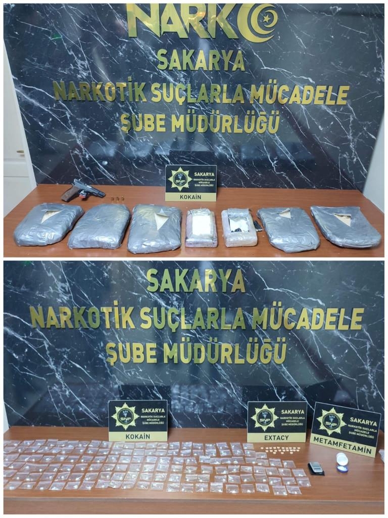 akyazi-da-durdurulan-aracta-kilolarca-kokain-bulundum3b0u3dtu2
