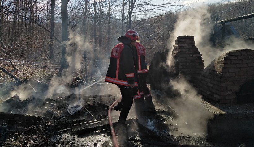 Akyazı'da eski fırın ve baraka yandı