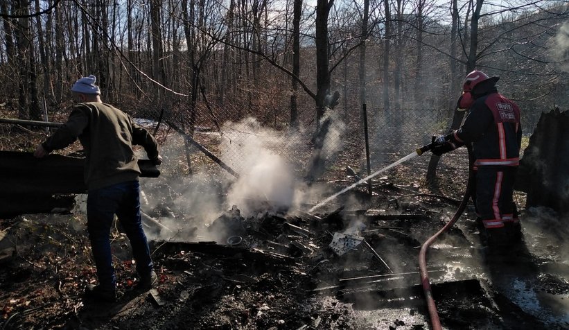 Akyazı'da eski fırın ve baraka yandı
