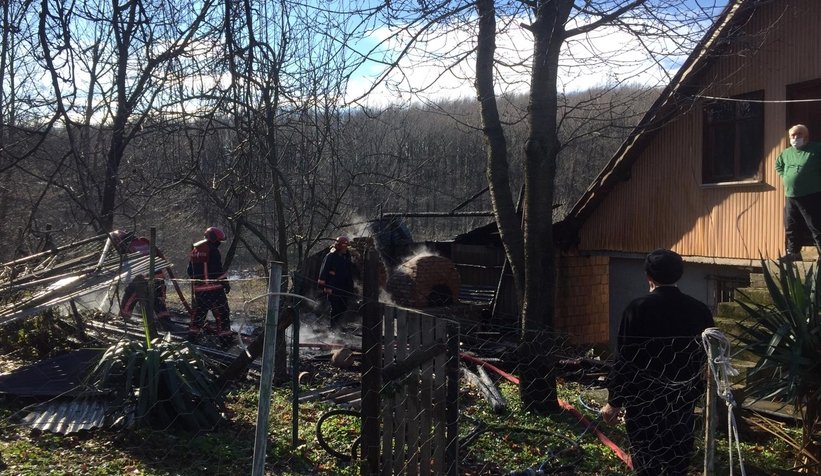 Akyazı'da eski fırın ve baraka yandı