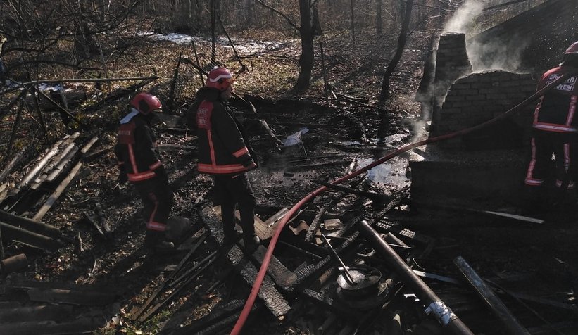 Akyazı'da eski fırın ve baraka yandı