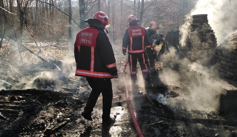 Akyazı'da eski fırın ve baraka yandı