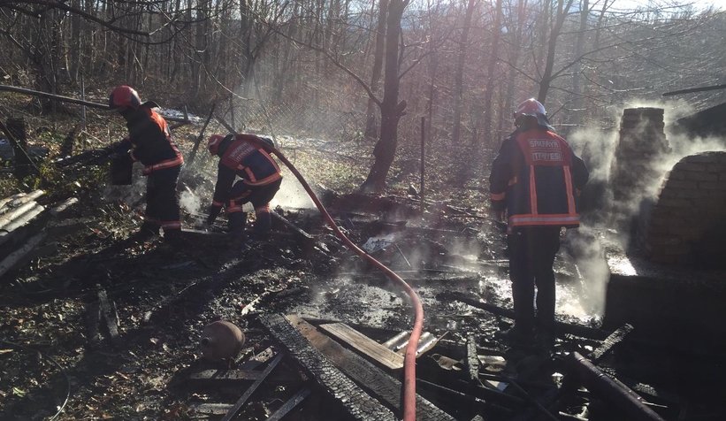 Akyazı'da eski fırın ve baraka yandı