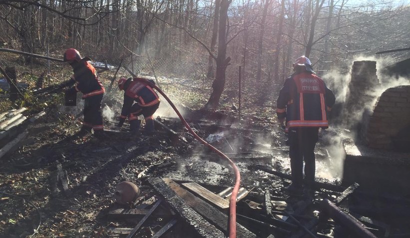 Akyazı'da eski fırın ve baraka yandı