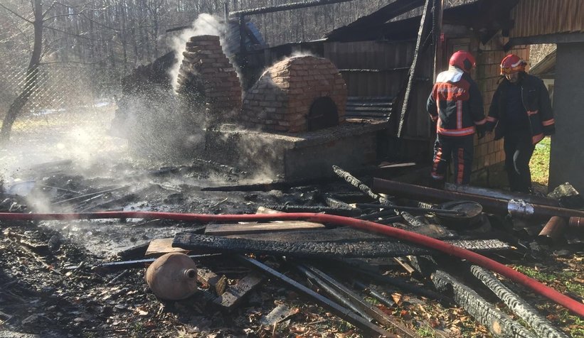 Akyazı'da eski fırın ve baraka yandı