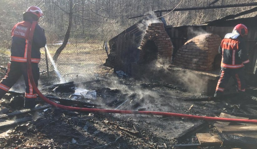 Akyazı'da eski fırın ve baraka yandı