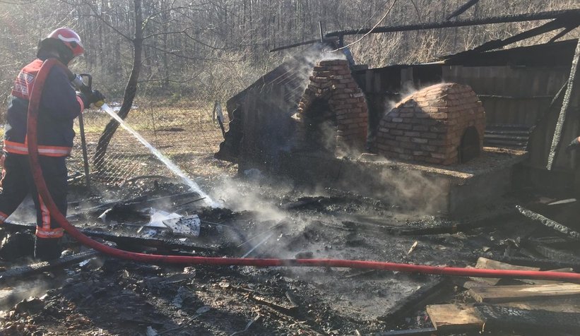 Akyazı'da eski fırın ve baraka yandı