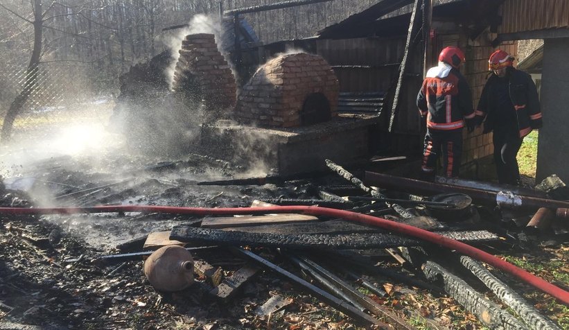 Akyazı'da eski fırın ve baraka yandı