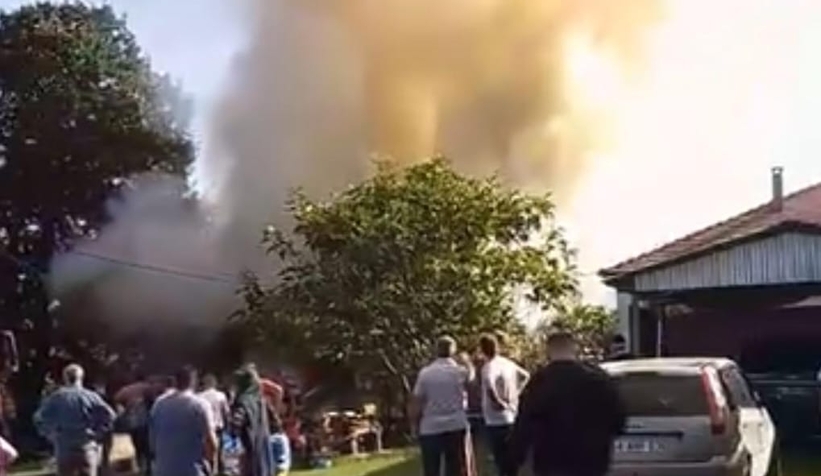 Akyazı'da ev alev alev yandı