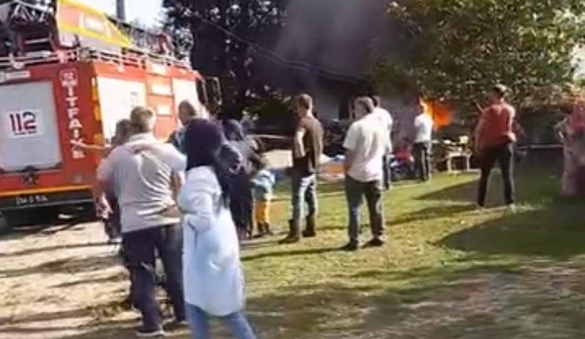 Akyazı'da ev alev alev yandı