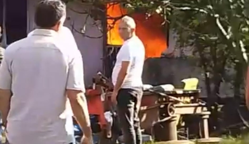 Akyazı'da ev alev alev yandı