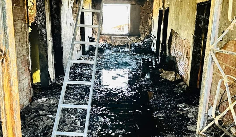 Akyazı'da ev alev alev yandı