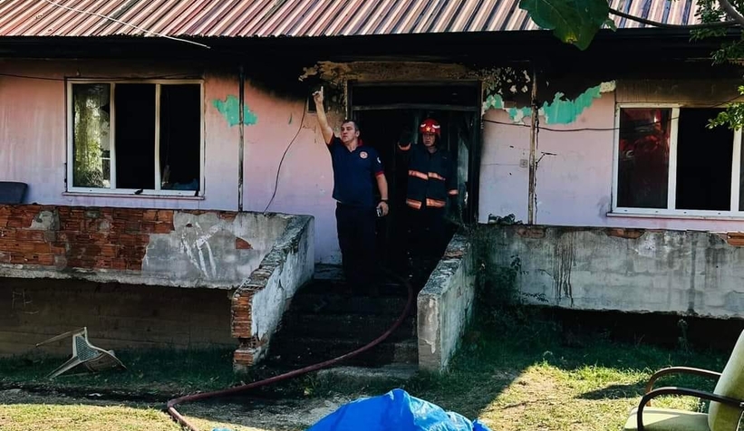 Akyazı'da ev alev alev yandı