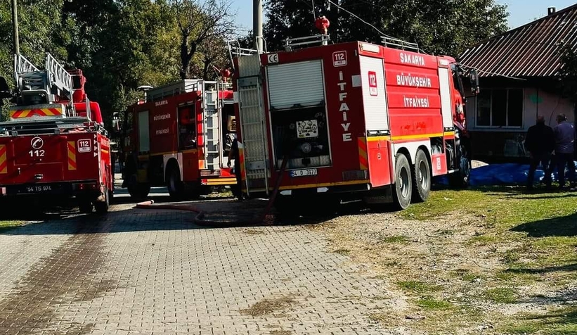 Akyazı'da ev alev alev yandı