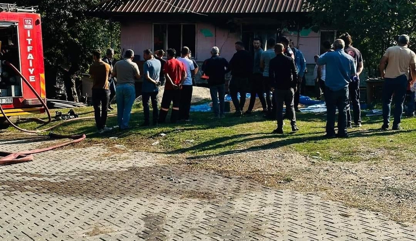 Akyazı'da ev alev alev yandı