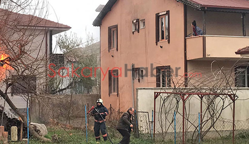 Akyazı'da ev alevlere teslim oldu